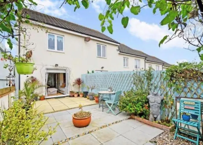 Sunny Family 4-Sleeper Near Newquays Top Beaches