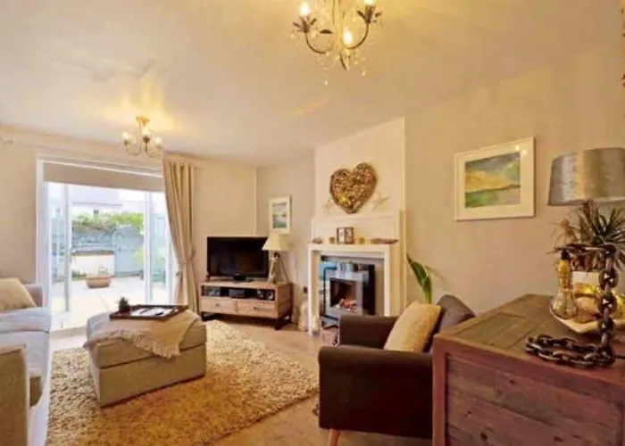 Sunny Family 4-Sleeper Near Newquays Top Beaches