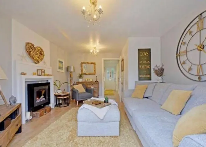 Sunny Family 4-Sleeper Near Newquays Top Beaches